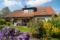 Garten und Blick auf die Ferienwohnung