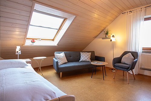 Das Schlafzimmer 2 mit Einzelbett und Sitzgruppe